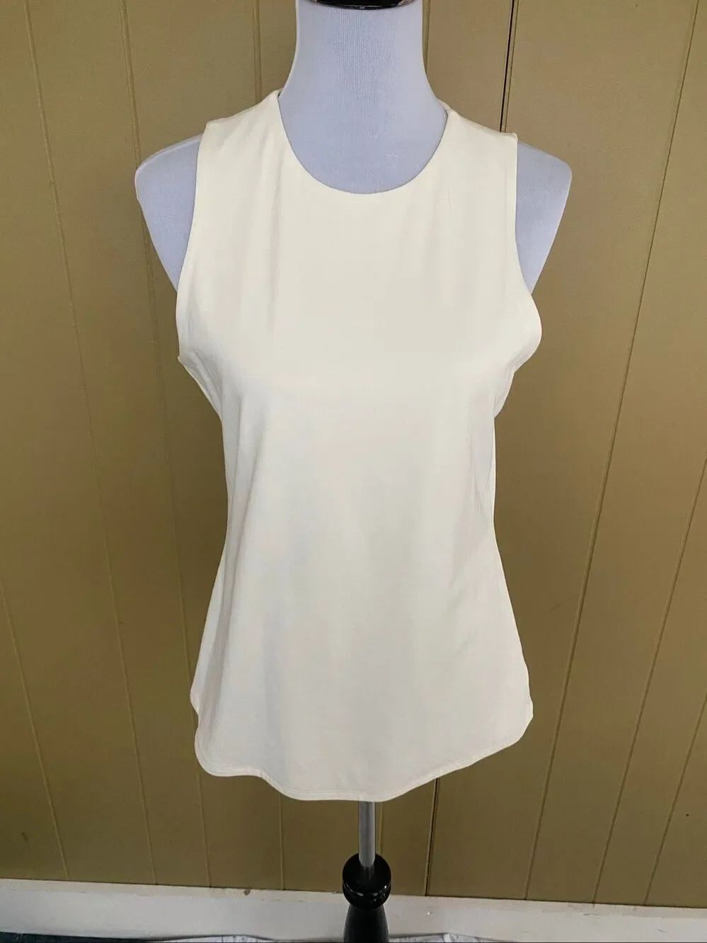 Express women L sleeveless scoopneck blouse w/back opening & button closure ivor - Picture 2 of 9